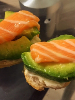 Una foto de Canapés de Salmón fácil rápido y rico
