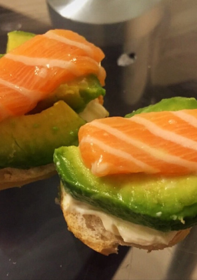 Una foto de Canapés de Salmón fácil rápido y rico