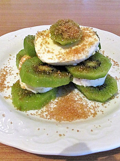 Una foto de Kiwis con mozzarella