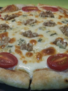 Una foto de Hojaldre con provolone, roquefort y nueces