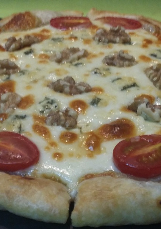 Una foto de Hojaldre con provolone, roquefort y nueces