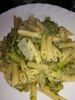 Una foto de Pasta con brócoli y queso