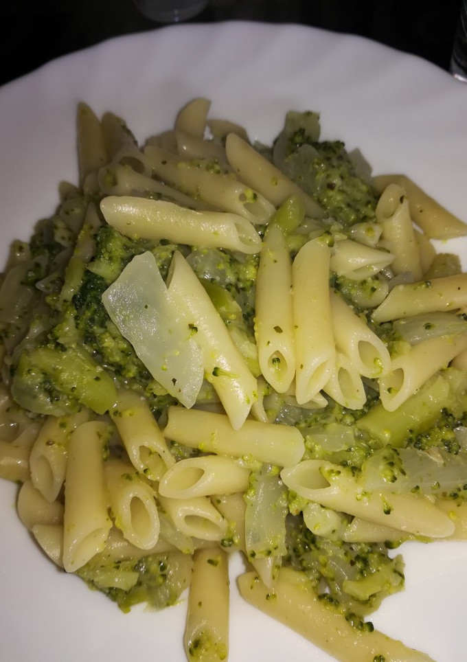 Una foto de Pasta con brócoli y queso