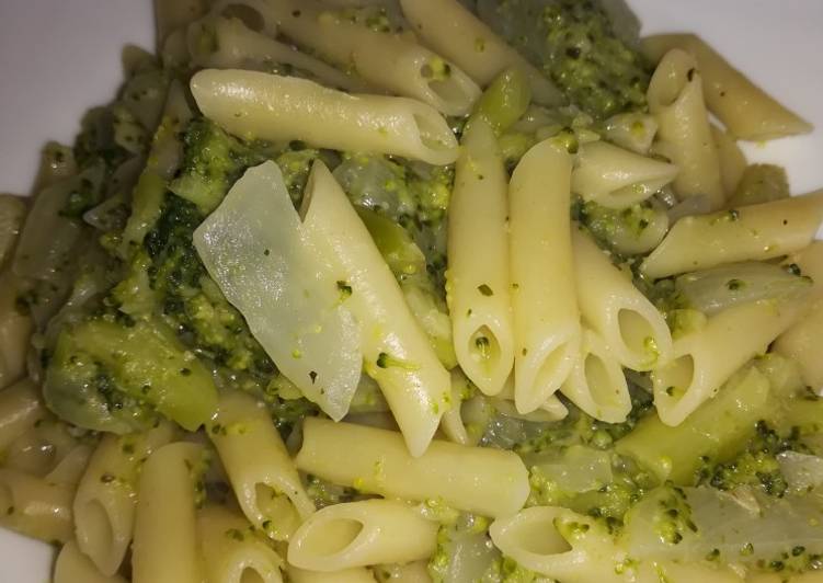 Pasta con brócoli y queso