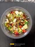 Insalata di riso integrale e melanzane e zucchine pomodori freschi ravanelli feta menta basilico