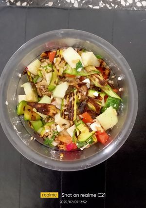 Foto di Insalata di riso integrale e melanzane e zucchine pomodori freschi ravanelli feta menta basilico
