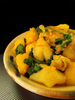 Una foto de Patatas con espinacas y bacalao