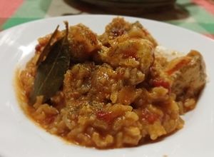 Una foto de Arroz con tintorera