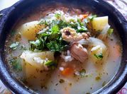 Una foto de sopa de chorito