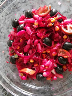 Una foto de Ensalada vegetariana de alubias blancas y remolacha