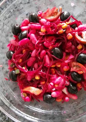 Una foto de Ensalada vegetariana de alubias blancas y remolacha