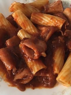 Una foto de Tortiglioni con chipirones en salsa de tomate al vino blanco