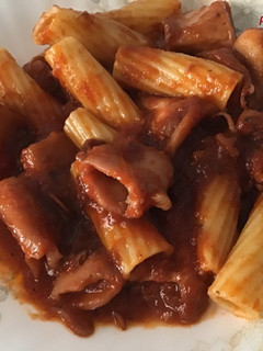 Una foto de Tortiglioni con chipirones en salsa de tomate al vino blanco