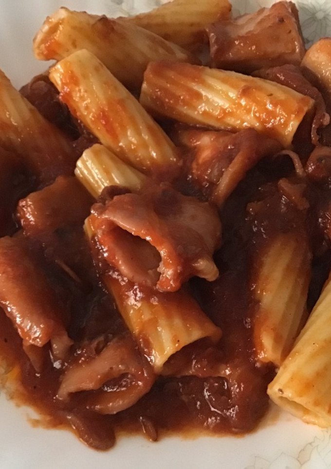 Una foto de Tortiglioni con chipirones en salsa de tomate al vino blanco