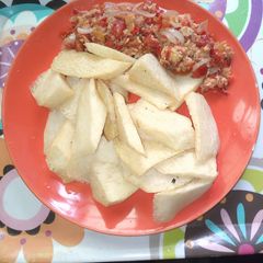 A picture of Fried yam with egg sauce.