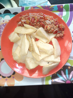 A picture of Fried yam with egg sauce.