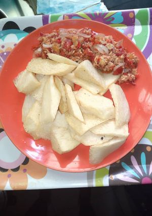 A picture of Fried yam with egg sauce.