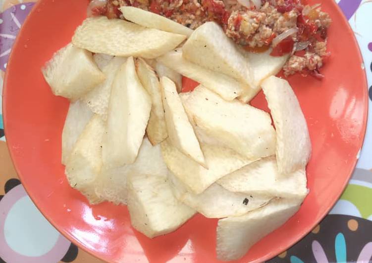 Fried yam with egg sauce