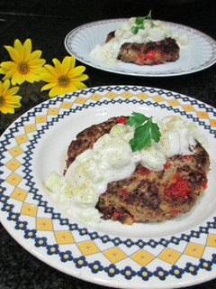 Una foto de Hamburguesa de carne y verdura con salsa blanca al pepino