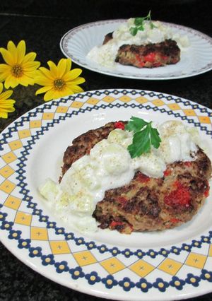 Una foto de Hamburguesa de carne y verdura con salsa  blanca al pepino