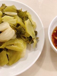 Hình của món Dưa cải muối chua cùng giấm táo.