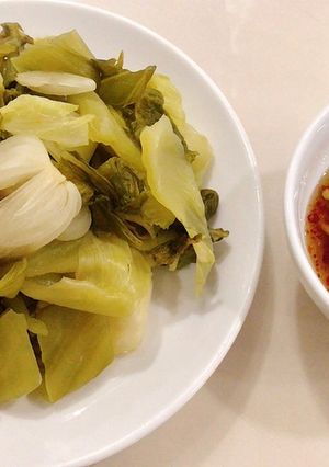Hình của món Dưa cải muối chua cùng giấm táo.