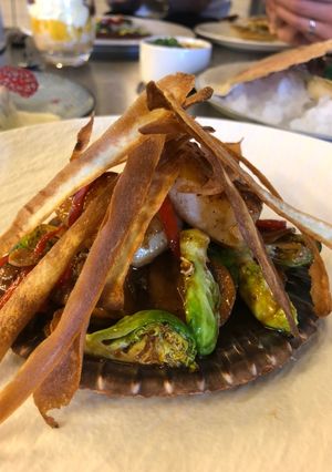 Una foto de Vieiras al estilo asiático con chips de pastinaca