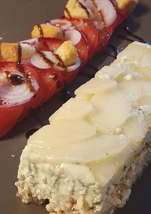 Une photo de Terrine de poire aux noix et roquefort