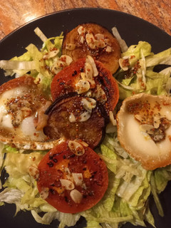 Una foto de Ensalada de berenjena y tomate 🍆🍅