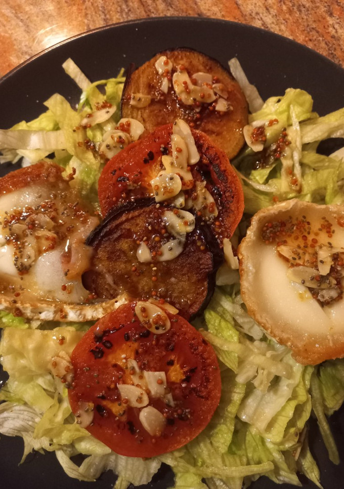 Una foto de Ensalada de berenjena y tomate 🍆🍅