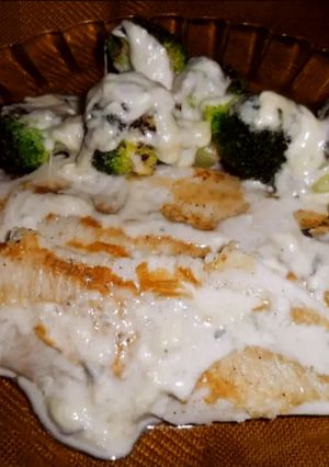 Foto principal de Merluza y brócoli a la plancha con quesos fundidos al whisky