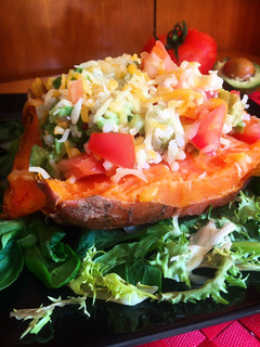 Una foto de Boniato relleno de ensalada de arroz