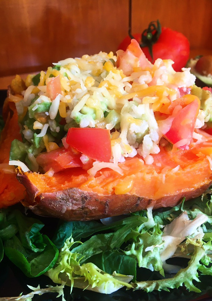 Una foto de Boniato relleno de ensalada de arroz