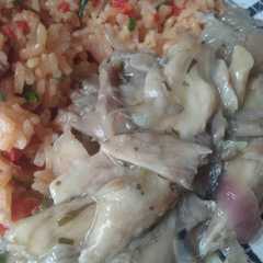 A picture of Hongos "ostra" al vino con arroz de pimentón rojo. (Parte 1: Los Hongos).