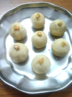 ரவா லட்டு (Rava Laddu recipe in Tamil) செய்முறை முக்கிய புகைப்படம்