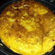 Tortilla de patata con chorizo y taquitos de jamón