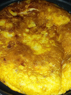 Una foto de Tortilla de patata con chorizo y taquitos de jamón