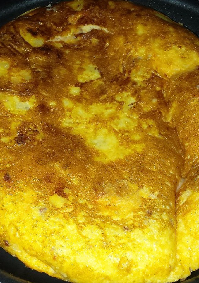 Una foto de Tortilla de patata con chorizo y taquitos de jamón