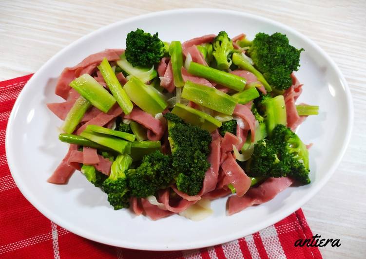 Langkah Mudah untuk Membuat Cah Brocoli+stems &amp; smooked beef Anti Gagal