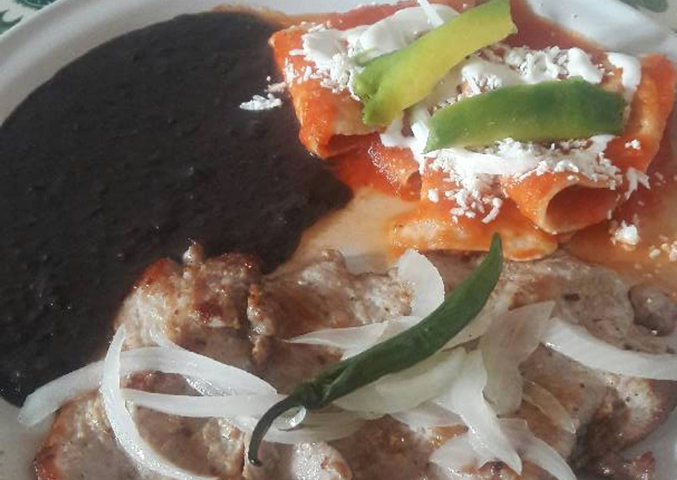Bistek de puerco encebollado