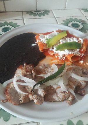 Una foto de Bistek de puerco encebollado