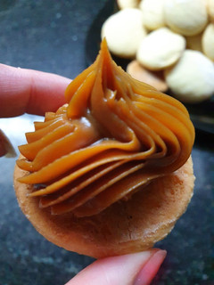 Una foto de Alfajores de maicena, dulce de leche y nuez