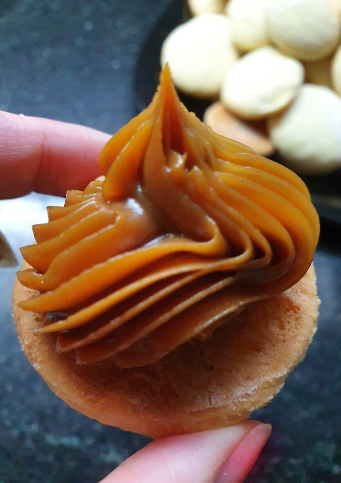 Una foto de Alfajores de maicena, dulce de leche y nuez