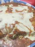 Lasaña de brócoli, queso cremoso y pollo con dos salsas