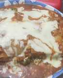 Lasaña de brócoli, queso cremoso y pollo con dos salsas