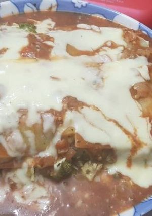 Una foto de Lasaña de brócoli, queso cremoso y pollo con dos salsas
