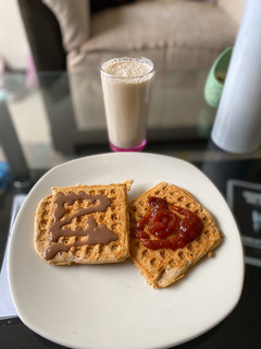 Una foto de Waffles de frutos secos acompañándose de un nutritivo batido de fruta y avena