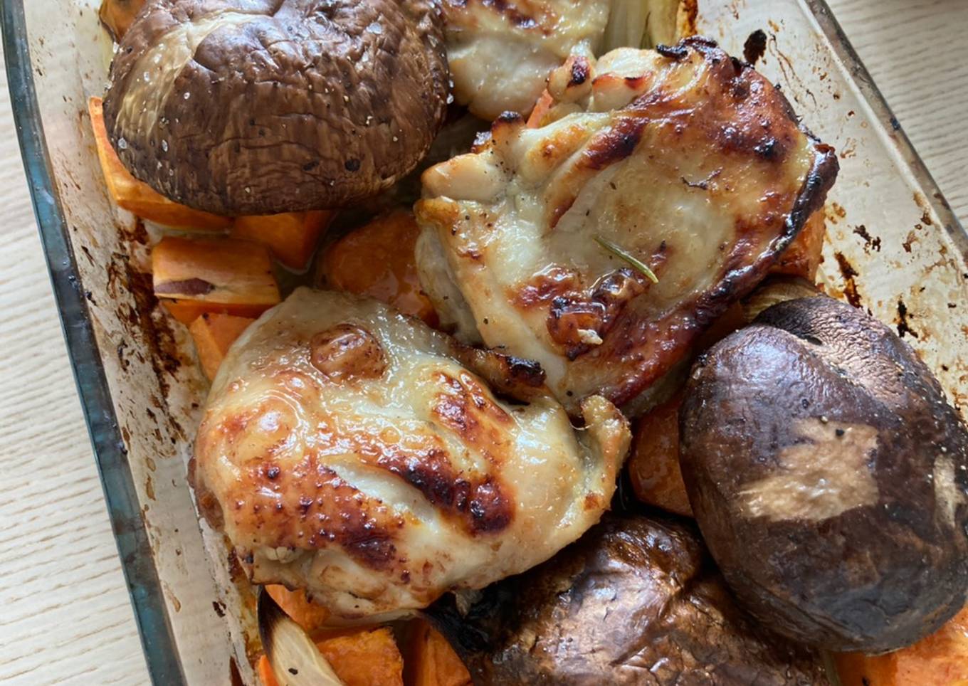 Ayam panggang oven dengan jamur dan ubi
