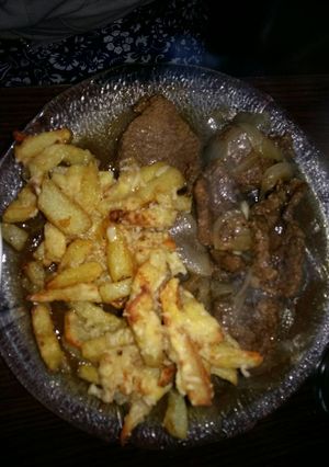 Una foto de Carne encebollada con papas gratinadas