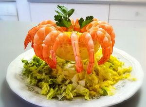 Una foto de Fuente de langostinos cocidos, con mayonesa de azafrán